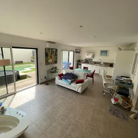 Holiday home Pleasant Modern House T4 Airco Pool Parking